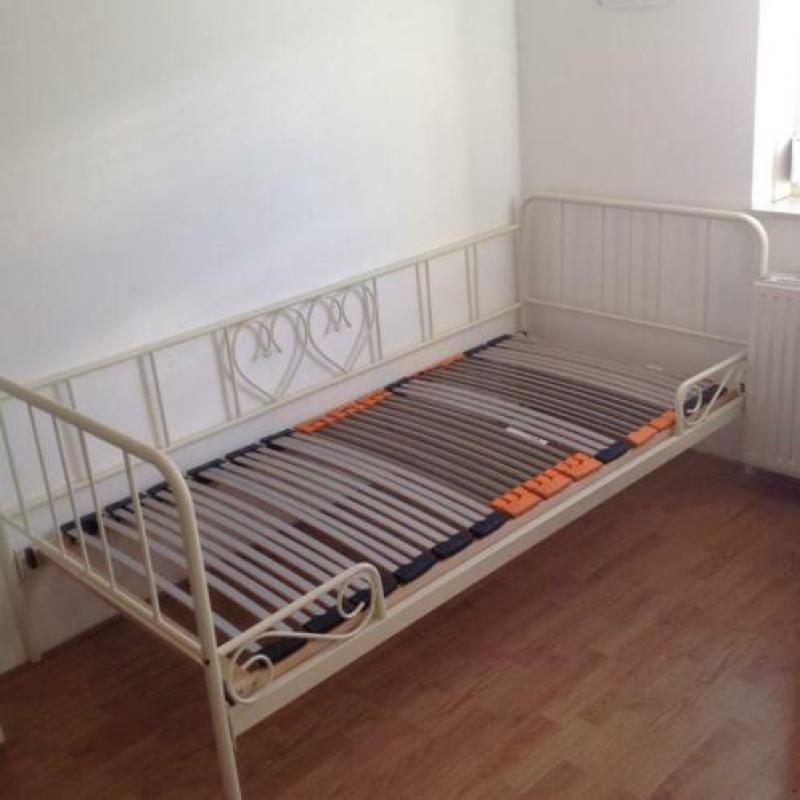 Bed met lattenbodem afmeting 90x200