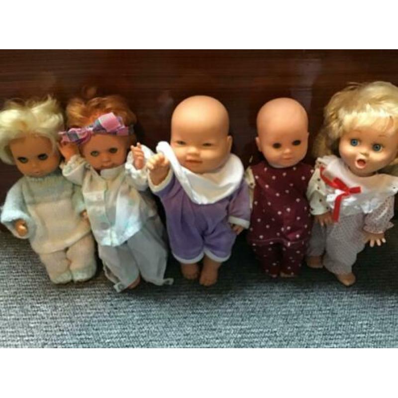 Poppen 2,00 per stuk. Opbrengst kika.