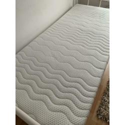 Nieuwe matras en bodem met bed 90x200
