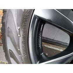 Winterbanden met mat zwarte RIAL velgen voor Hyundai
