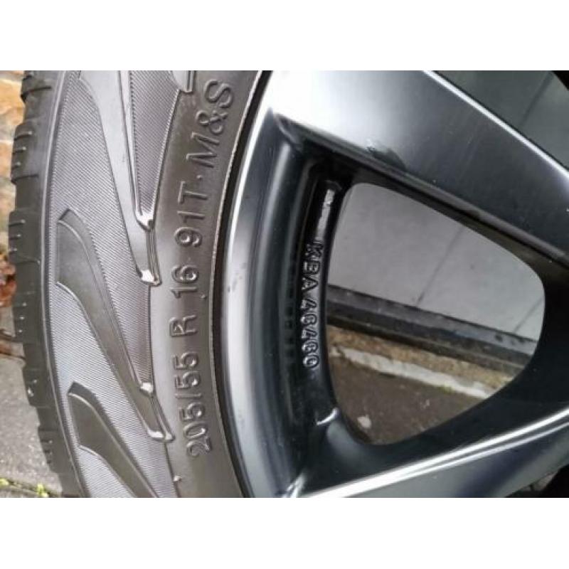 Winterbanden met mat zwarte RIAL velgen voor Hyundai
