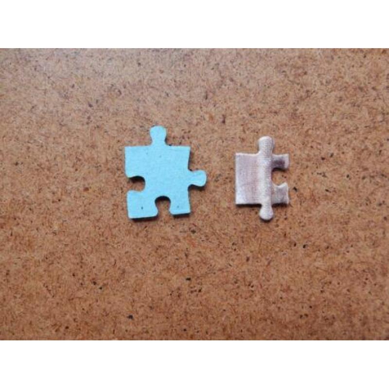 Kistje met 4 puzzeltjes van 300 kleinere stiukjes.