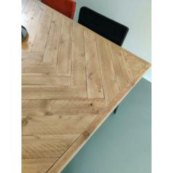 Eikenhouten tafel in visgraat motief