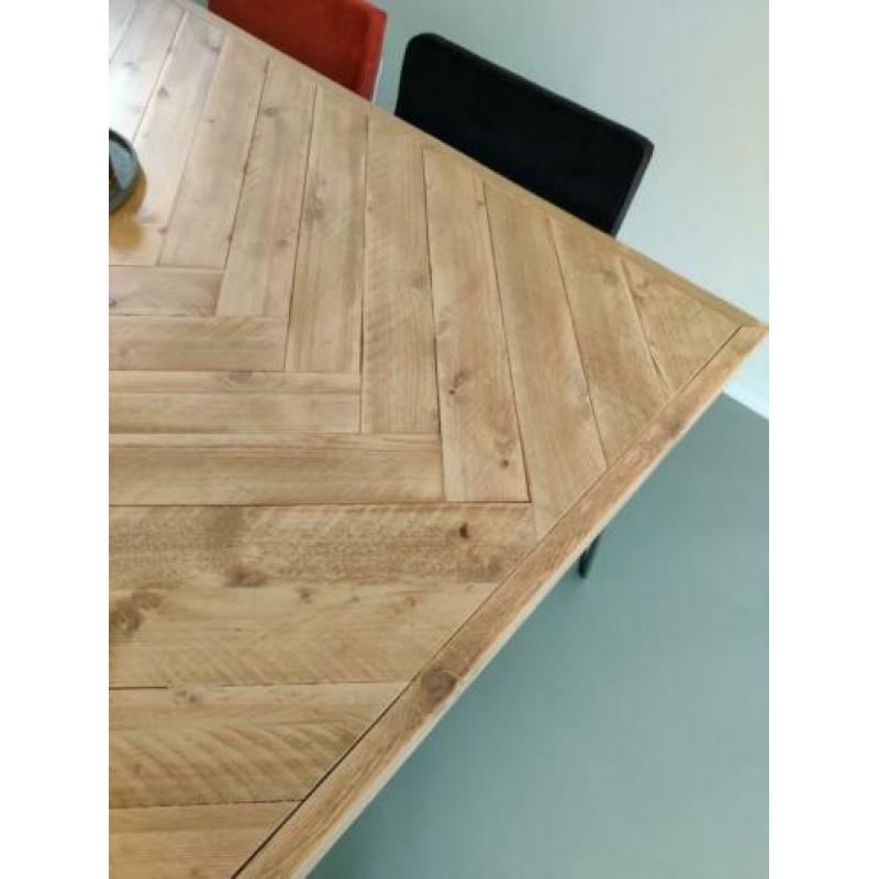 Eikenhouten tafel in visgraat motief