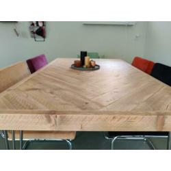 Eikenhouten tafel in visgraat motief