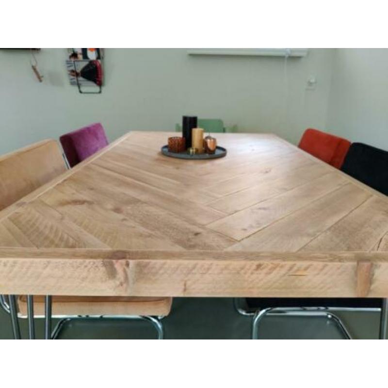 Eikenhouten tafel in visgraat motief