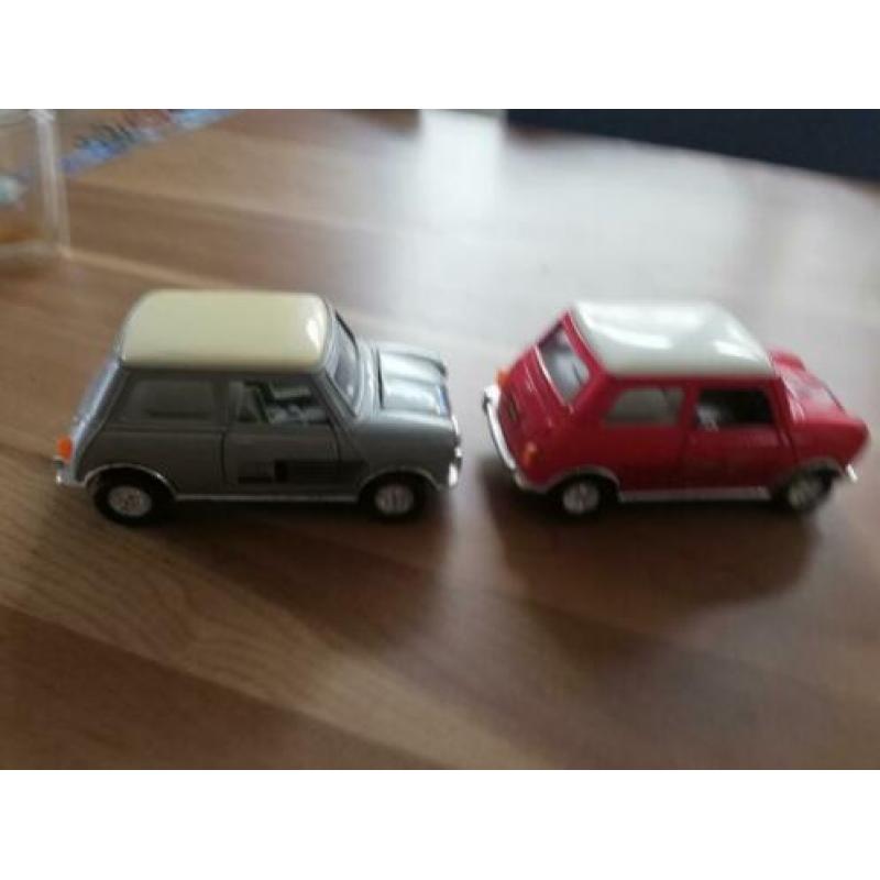 Twee mini's, pull back 1op 43