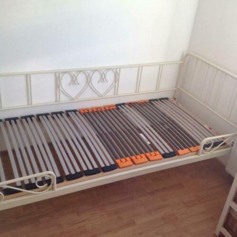 Bed met lattenbodem afmeting 90x200