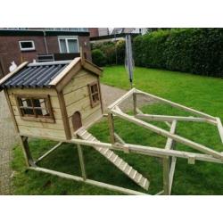 Groot konijnenhok met ren