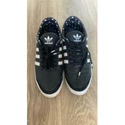 Adidas sneaker maat 38 2/3 (valt als 38)