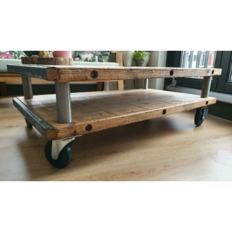 Unieke industriële salontafel van steenschotten