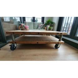 Unieke industriële salontafel van steenschotten