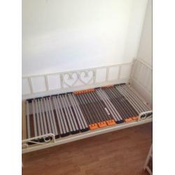 Bed met lattenbodem afmeting 90x200
