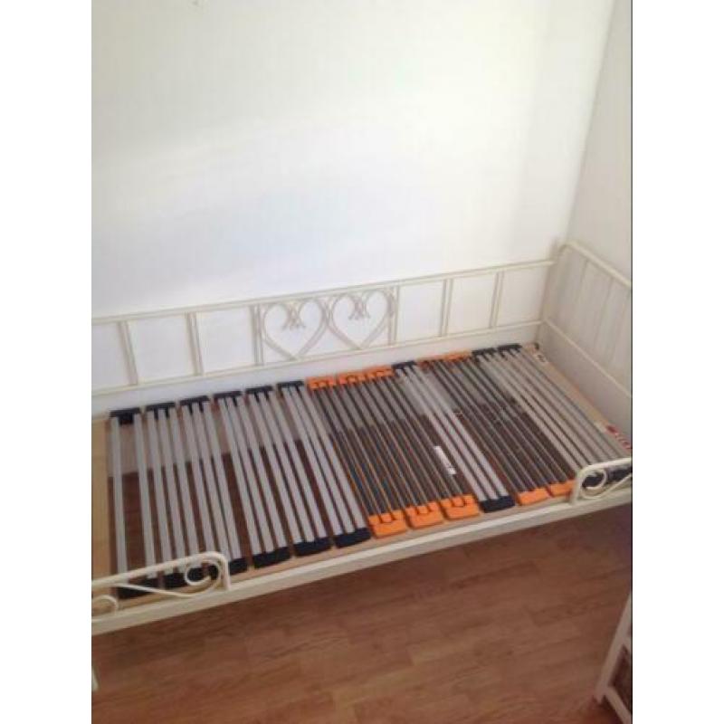 Bed met lattenbodem afmeting 90x200