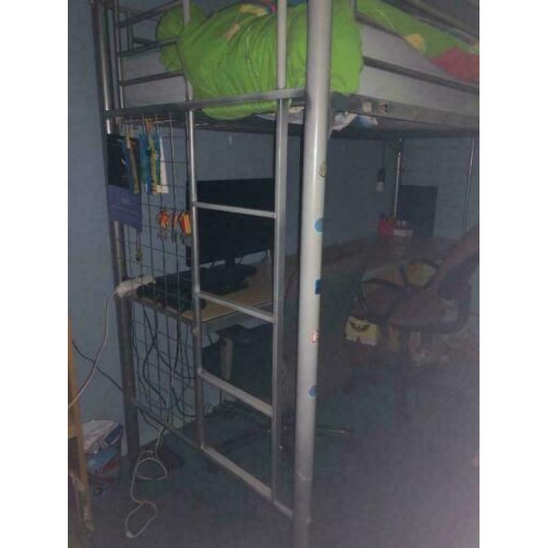 hoogslaper + bureau, ideaal kleinere slaapkamer gedemonteerd
