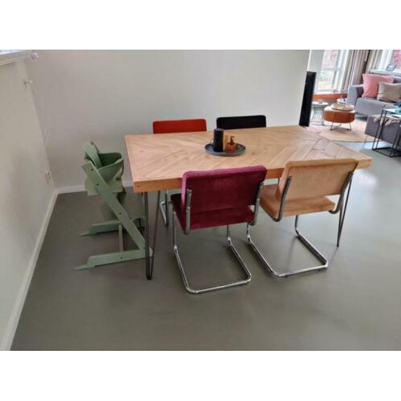 Eikenhouten tafel in visgraat motief