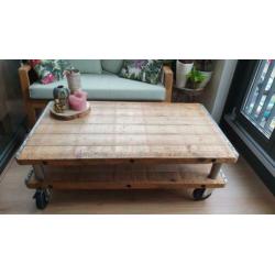 Unieke industriële salontafel van steenschotten
