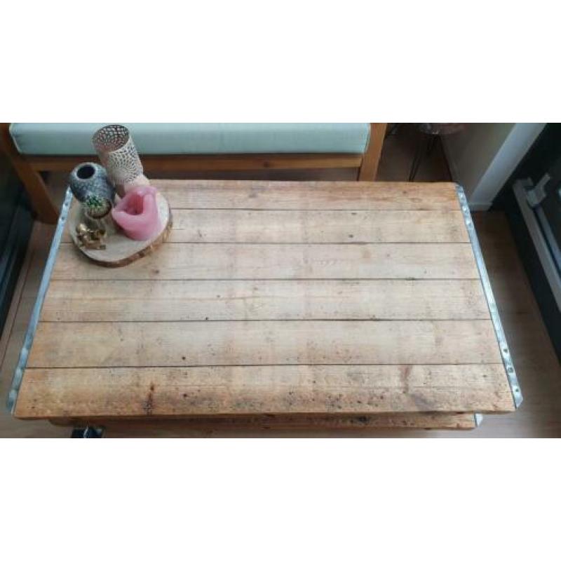 Unieke industriële salontafel van steenschotten