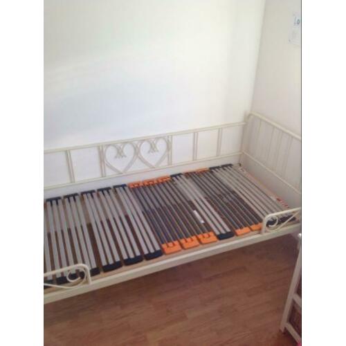 Bed met lattenbodem afmeting 90x200