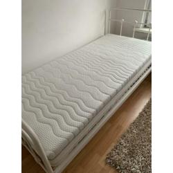 Nieuwe matras en bodem met bed 90x200