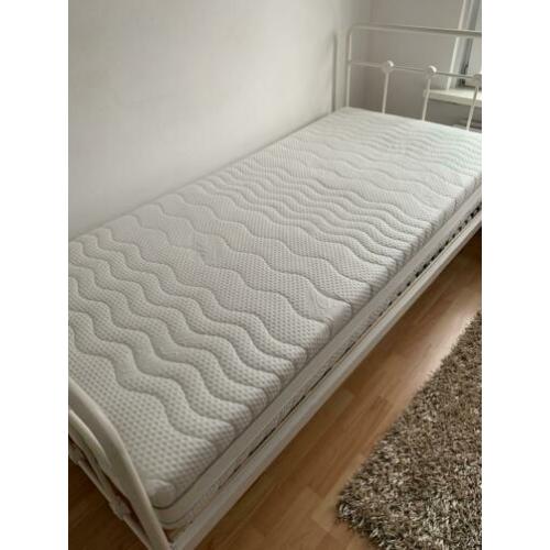 Nieuwe matras en bodem met bed 90x200