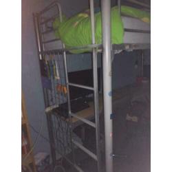 hoogslaper + bureau, ideaal kleinere slaapkamer gedemonteerd