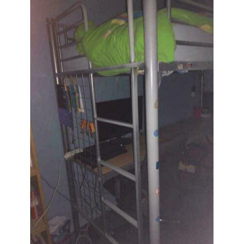 hoogslaper + bureau, ideaal kleinere slaapkamer gedemonteerd
