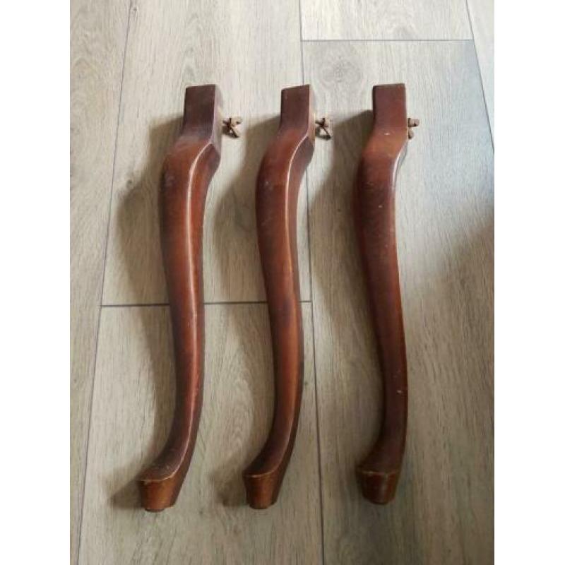 Allerlei houten onderdelen poten rolletjes torentjes etc