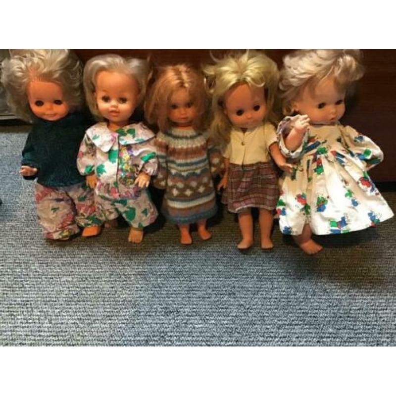 Poppen 2,00 per stuk. Opbrengst kika.