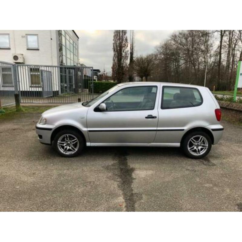 Volkswagen Polo 1.4 44KW 2001 Grijs