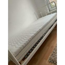 Nieuwe matras en bodem met bed 90x200