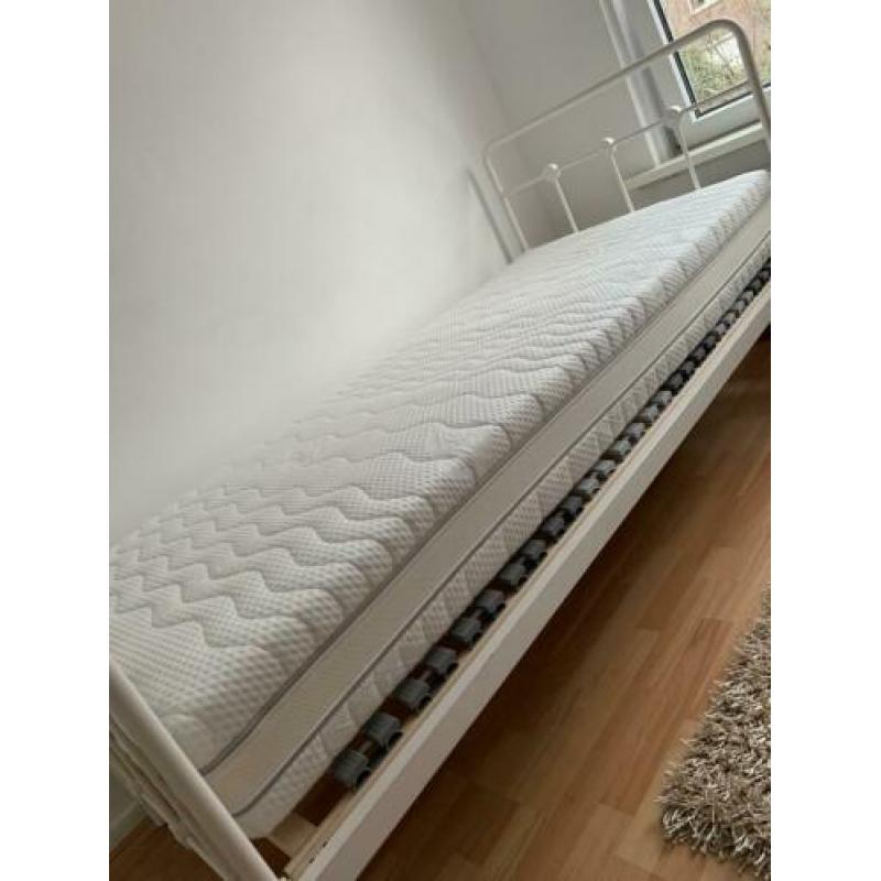 Nieuwe matras en bodem met bed 90x200