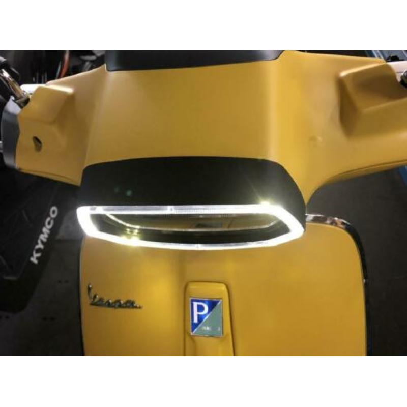 Vespa Sprint koplamp rand met led zwart of chrome