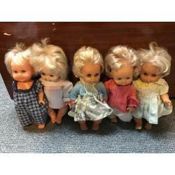 Poppen 2,00 per stuk. Opbrengst kika.