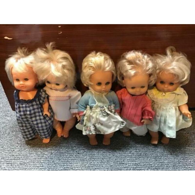 Poppen 2,00 per stuk. Opbrengst kika.