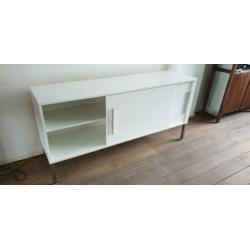 Lage, witte kast met schuifdeuren en 1 plank