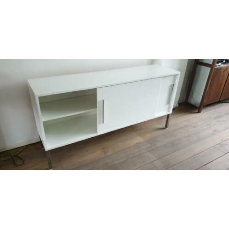 Lage, witte kast met schuifdeuren en 1 plank
