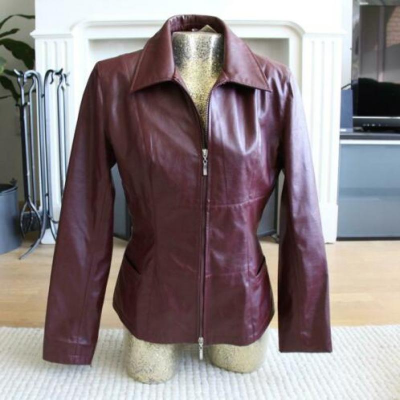Mooie Bordeaux Rood Leather Look Jas (Maat 38)
