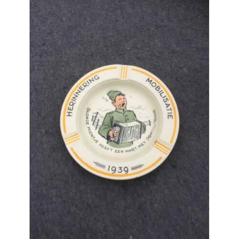 Mobilisatie - souvenir 1939 asbak (1) 'Blonde Mientje'