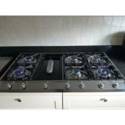 Landelijke keuken met groot gasfornuis