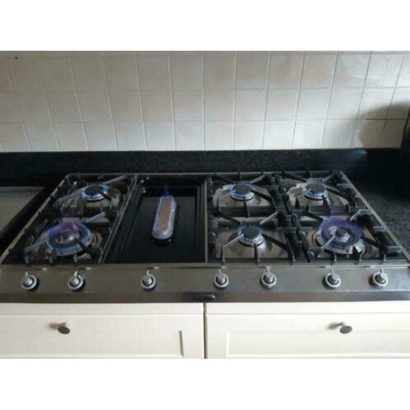 Landelijke keuken met groot gasfornuis