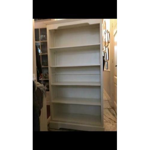 Leuke witte boekenkast.