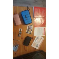 Roze Nintendo 3 ds met alle spullen die ervoor nodig zijn