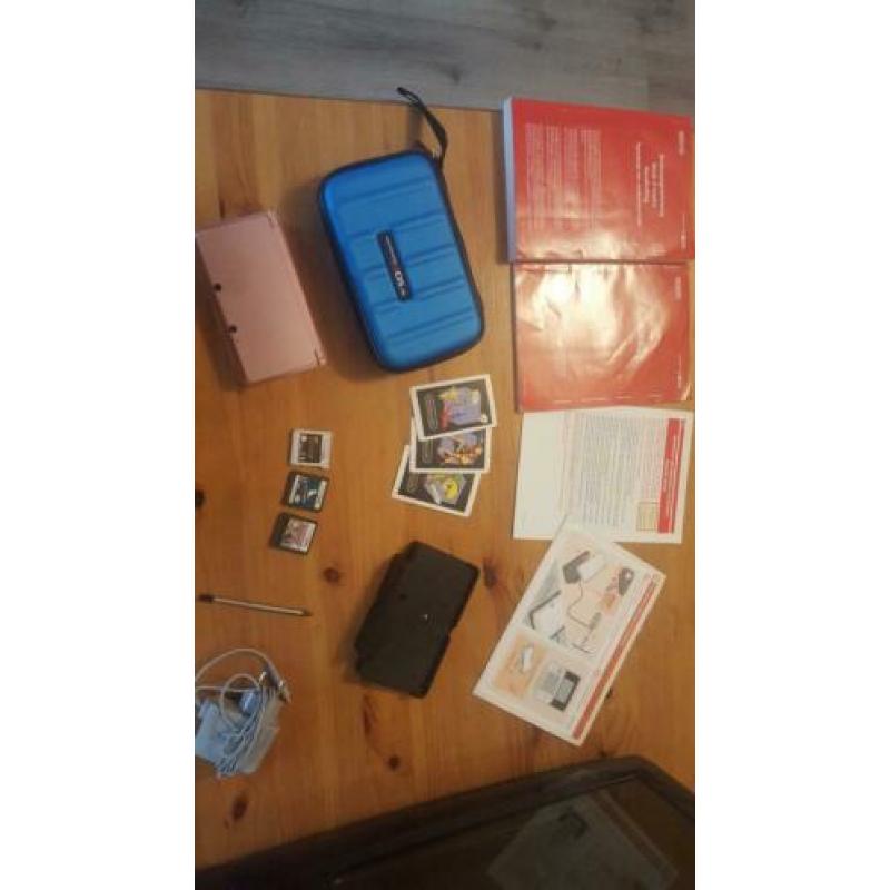 Roze Nintendo 3 ds met alle spullen die ervoor nodig zijn