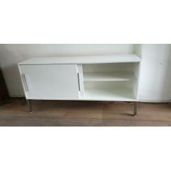 Lage, witte kast met schuifdeuren en 1 plank
