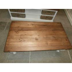 Mooie witte salontafel met teak blad