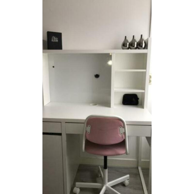 Bureau wit met stoel en kast