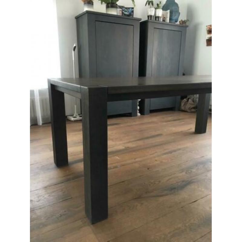 Tafel eventueel met lederen stoelen