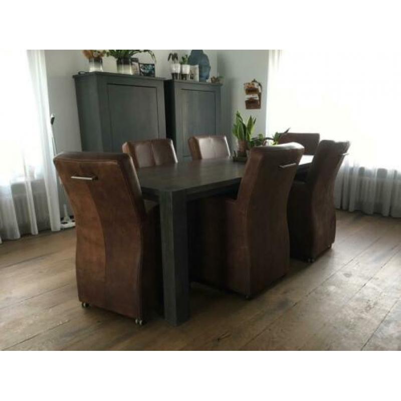 Tafel eventueel met lederen stoelen