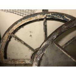 2 oude (halve) stalramen